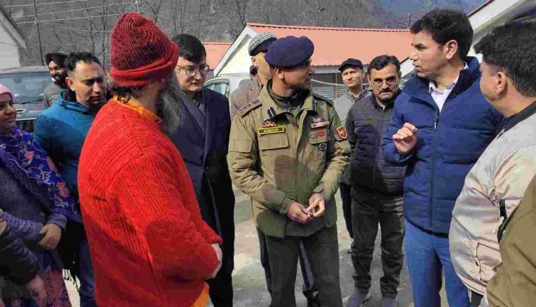 Div Com Kashmir visits Baramulla, inspects Transit Accommodation Fatehpora, Veerwan