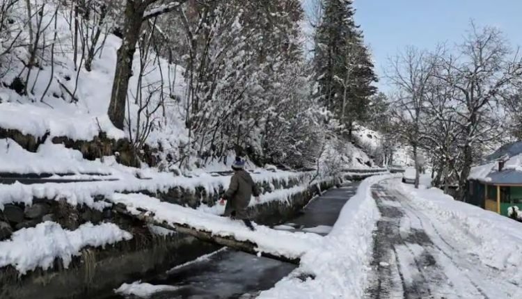 Kashmir Braces for Significant Snowfall: Meteorological Center Forecasts Extended Wet Spell