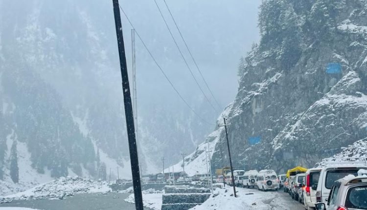Winter's Grip: Srinagar-Leh Highway Shut as Heavy Snowfall Blankets Kashmir, Other Key Routes Sealed Off