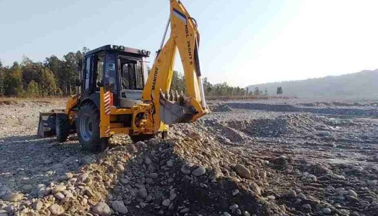 DMO imposes Rs. 9 lakh penalty on excavator for illegal mining at Sahar Khad