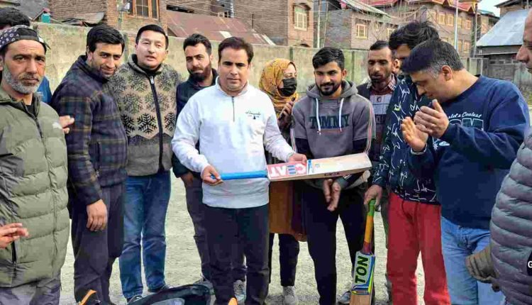 Tanvir Sadiq provides cricket kits to youngsters in JKPCC colony, DD Bagh Badamwari 