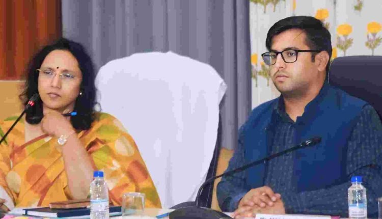 Expenditure Observer visits Samba, chairs meet