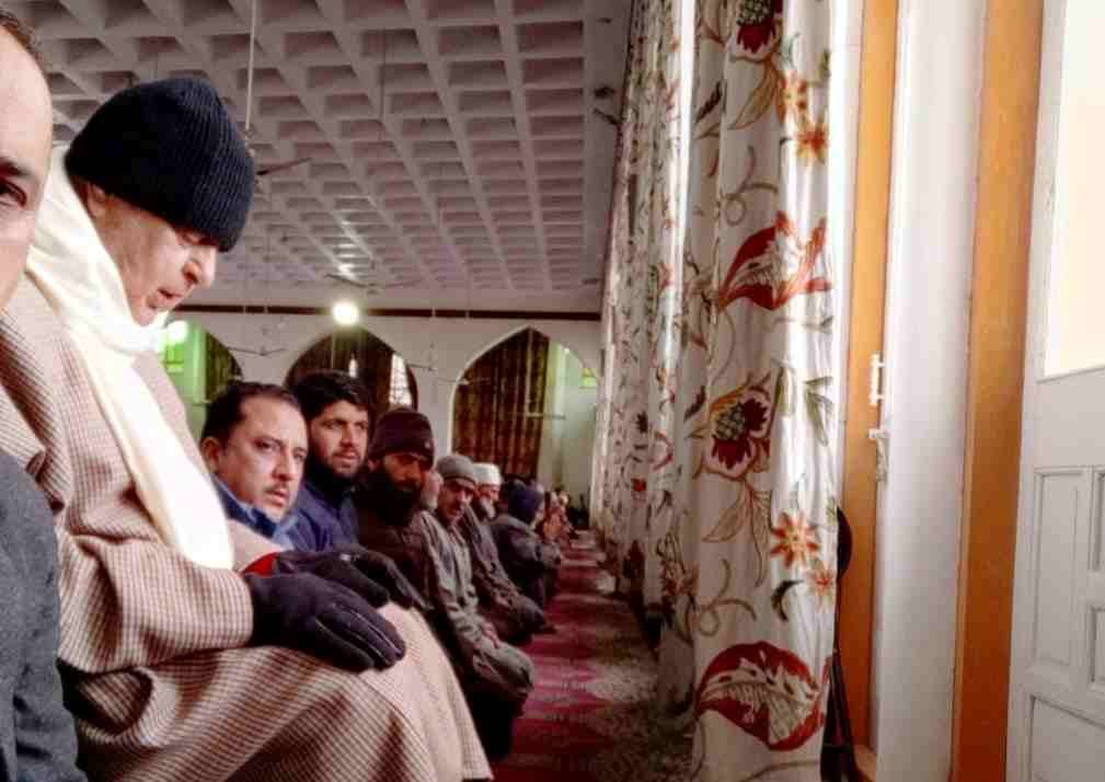 Dr Farooq Abdullah offers Friday prayers at Dargah Hazratbal