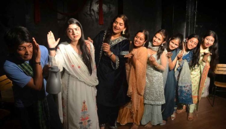 Artistic Insights: Natrang's 'Rehearsal' Explores Theatrical Rehearsal Dynamics and Personalities