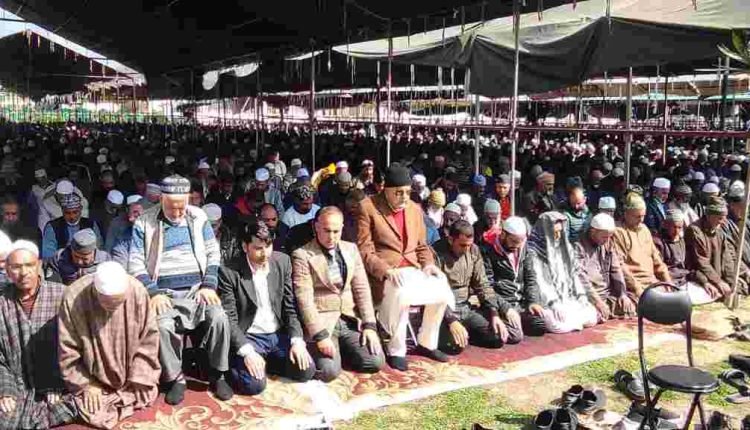Dr Farooq Abdullah offers Friday prayers at Dargah Hazratbal