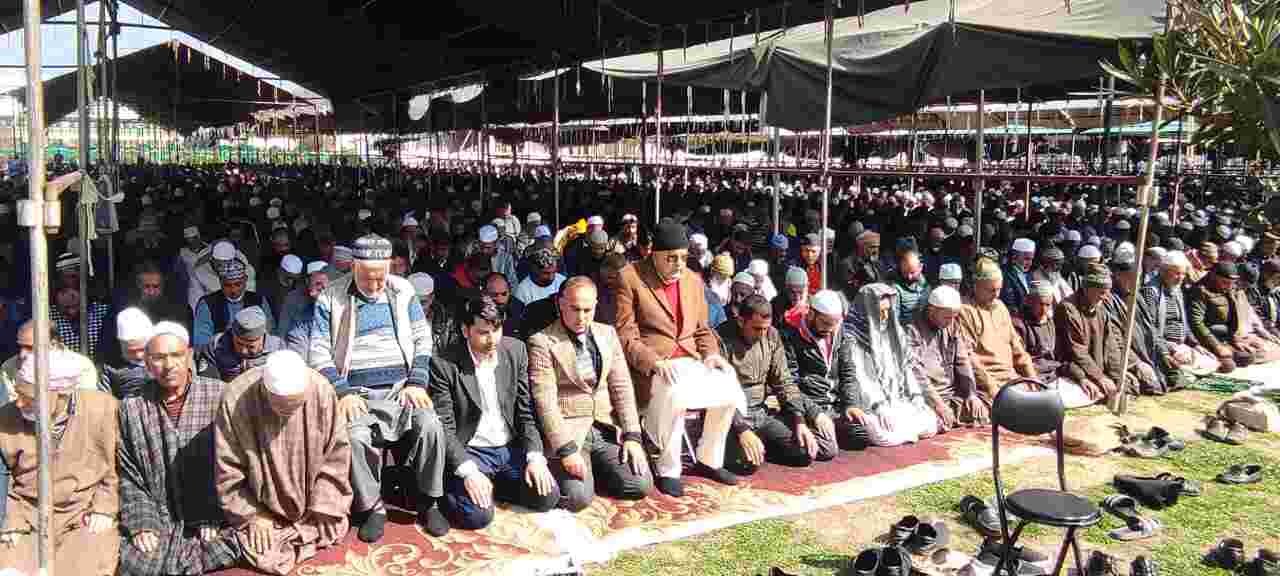 Dr Farooq Abdullah offers Friday prayers at Dargah Hazratbal
