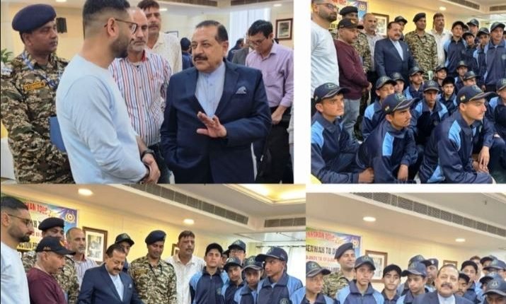 Students meet Dr Jitendra Singh at Delhi during Bharat Darshan Tour