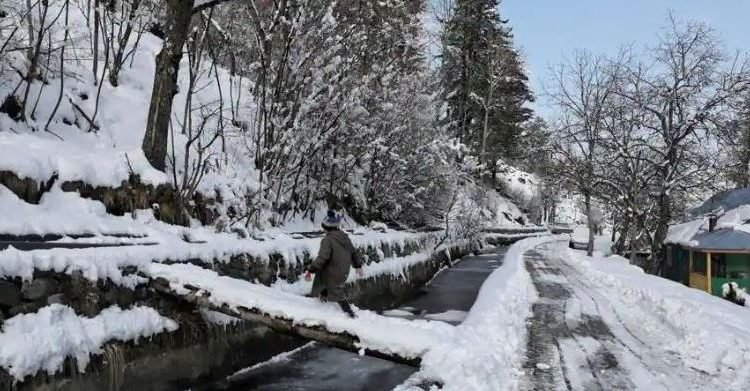 Meteorological Forecast: Jammu and Kashmir Braces for Light to Moderate Rain and Snowfall, Nighttime Temperature Dips Across the Region