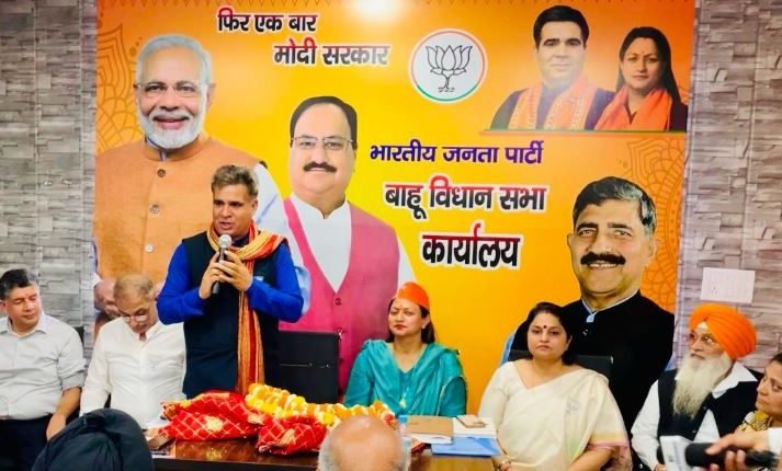 Ravinder Raina addresses workers in Bahu Assembly Constituency