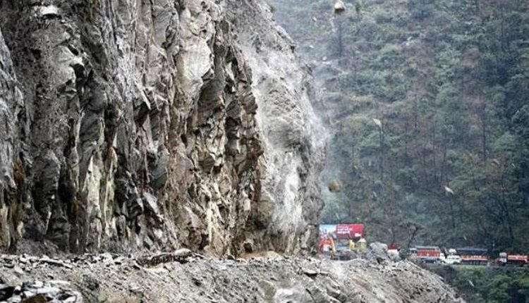 Landslides and Shooting Stones: Maintenance Work Halts Traffic on Jammu-Srinagar Highway