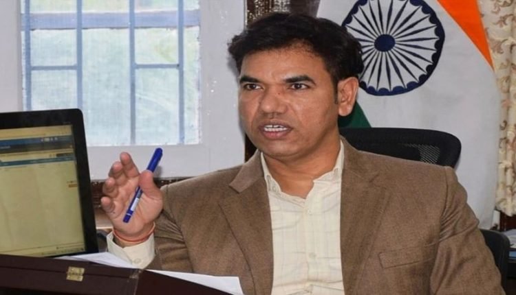 Div Com Kashmir reviews departure arrangements for Hajj Pilgrims