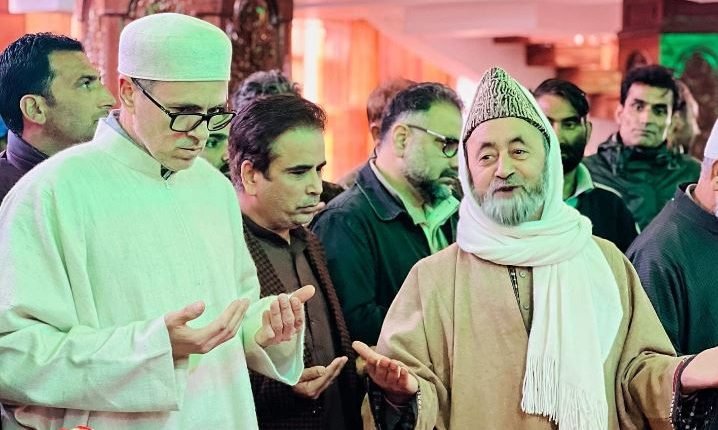 Omar Abdullah pays obeisance at Ziyarat Sharief Hazrat Sheikh-Ul-Aalam (RA) in Charar-e-Sharief