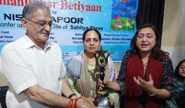Kavinder releases a book titled "Atimnirbhar Betiyaan" authored by Nisha Kapoor