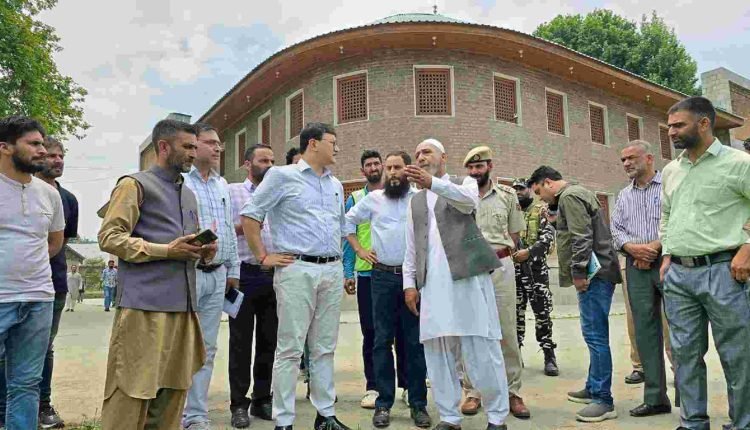 DC B'la Minga Sherpa  visits Imam-bara Goom-Ahmadpora Pattan