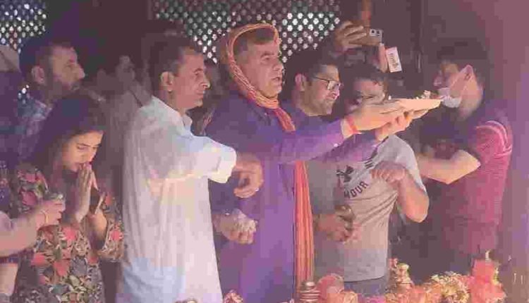 Ravinder Raina offers prayers at Mata Kheer Bhawani