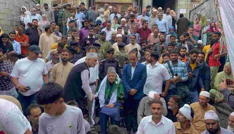 On Urs Shah-e-Hamadan, Dr. Farooq pays obeisance at Khanqah-e-Moula 