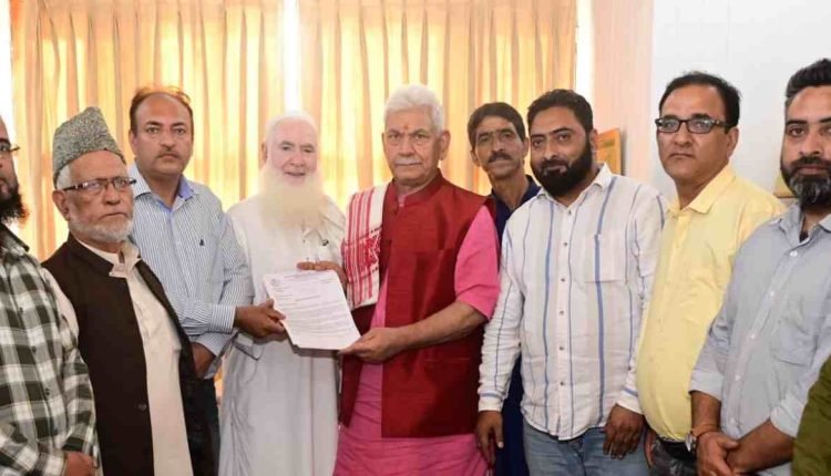 Lt Governor Manoj Sinha Welcomes Influential Leaders from Poonch DDC, Art and Craft Society, and Jammu Club