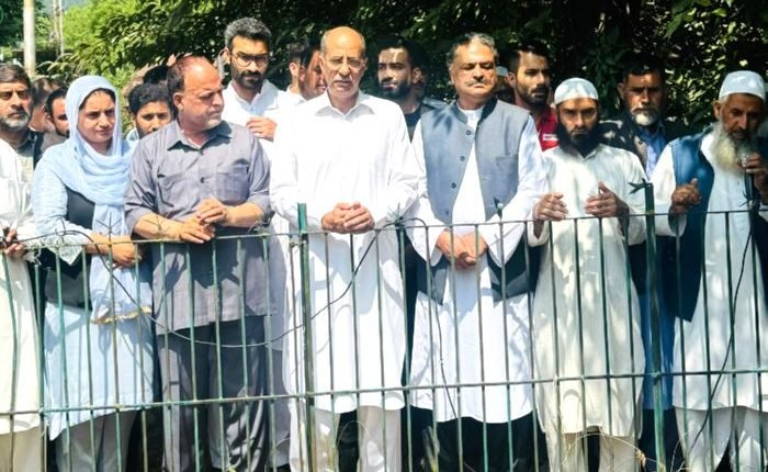 Nasir leads party functionaries in offering tributes to veteran leader at a commemorative function in Kupwara 