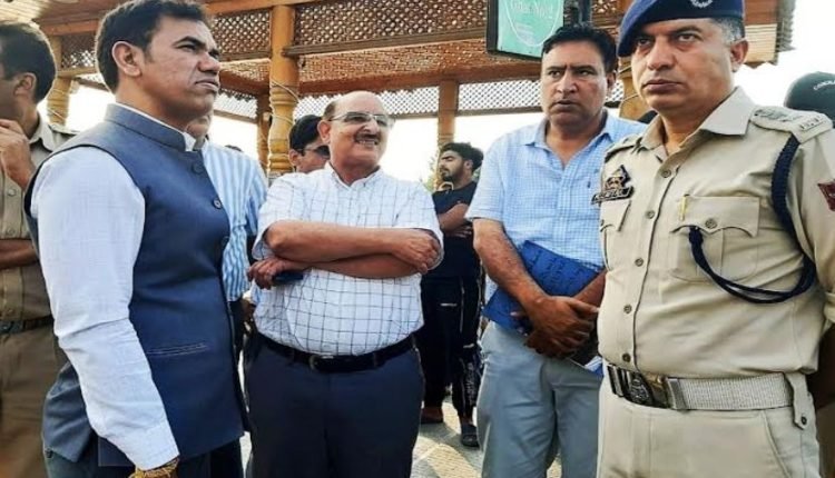 Ensure macadamization of  Dalgate-Khayam- Nowpora roads in 2-days: Div Com to SSCL