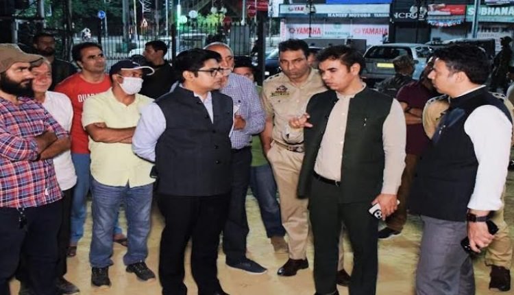 Div Com Kashmir conducts late night City Tour to inspects progress of work on different SSCL Projects