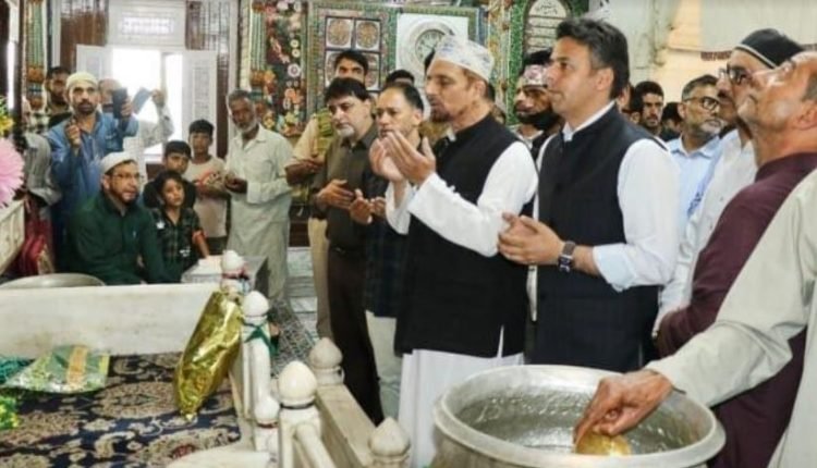 DC Srinagar visits Shrine of Hazrat Sheikh Hamza Makhdoom (R.A) at Makhdoom Sahab