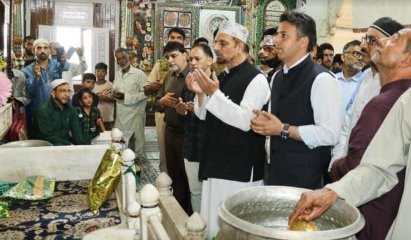 DC Srinagar visits Shrine of Hazrat Sheikh Hamza Makhdoom (R.A) at Makhdoom Sahab