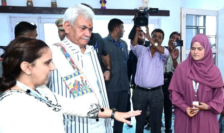 Lt Governor visits Chotay Taray Foundation Centre in Srinagar
