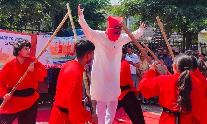 Natrang stages 6 shows of 'Loktantra Ka Asli Mantra' in Rajouri-Poonch