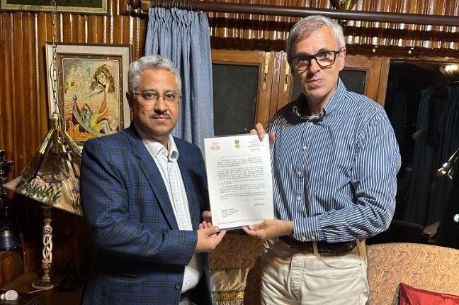 LG Manoj Sinha Invites Omar Abdullah to Take Oath as J&K’s First CM of the Union Territory