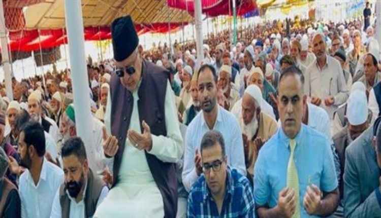 Dr. Farooq offers Friday congregational prayers at Dargah Hazratbal 