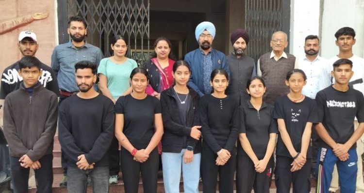 J&K’s Shivani Charak Triumphs in Lead Climbing, Secures Gold at Delhi Championship