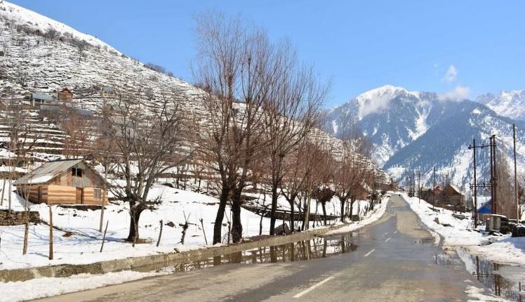 Fresh Snowfall Disrupts Key Routes in Jammu and Kashmir, Tourists Thrilled by Gulmarg's White Blanket