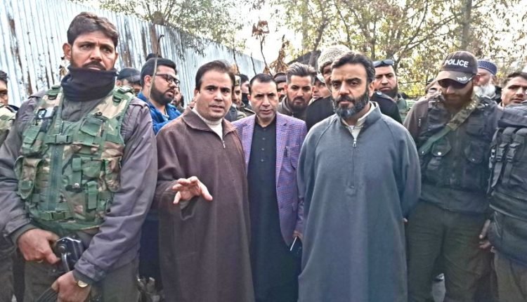 Mehdi, Tanvir, Farooq visit Rainawari fire victims, distribute relief