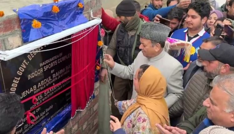 Speaker Legislative Assembly, Education Minister pay obeisance at Chrar-i- Sharief shrine
