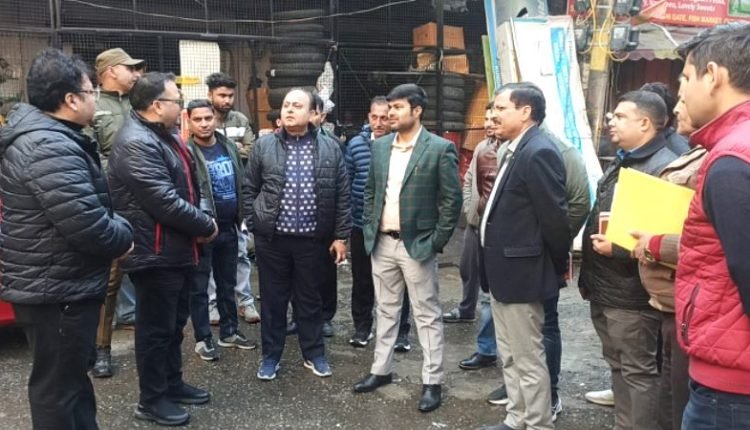 Commissioner JMC tours Fish Market Kanji House to assess condition of municipal assets, cleanliness