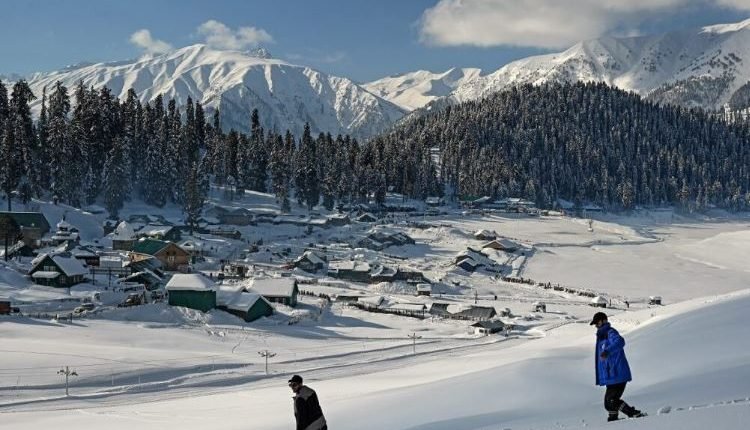 Kashmir Shivers Amid Intensified Cold Wave; Snowfall Expected in Higher Reaches