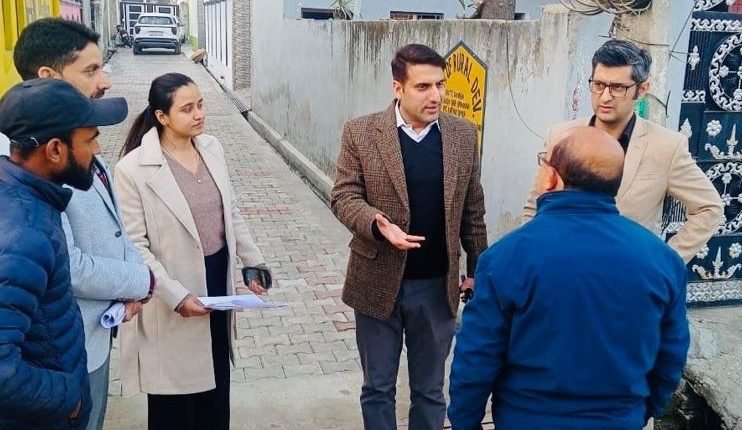 Secy RDD makes surprise visit to Kartholi Panchayat of Samba District