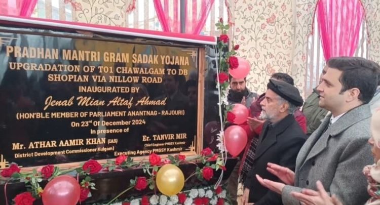 MP Mian Altaf visits Kulgam, presides over function to celebrate PMGSY Foundation Day