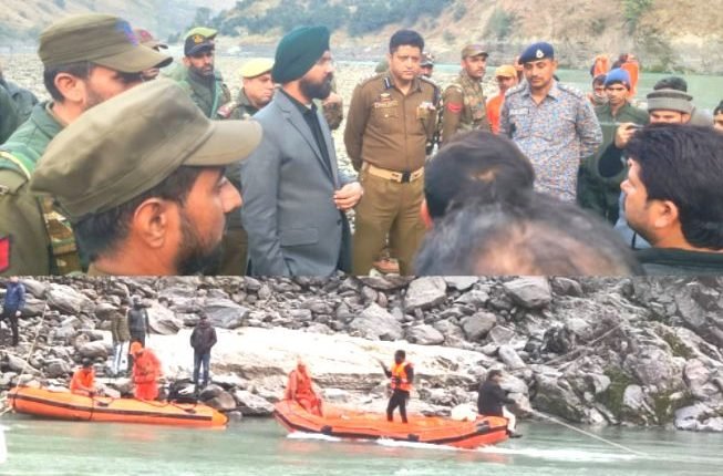 DC oversees rescue operation after car plunges in Chenab near Doda