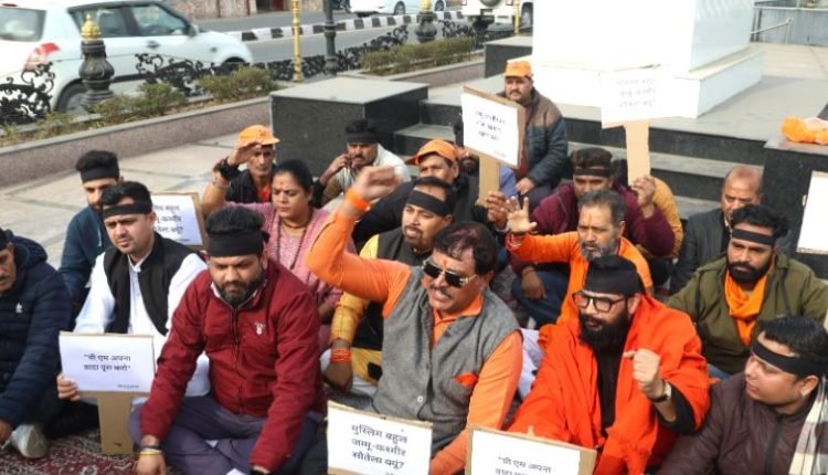 Shiv Sena protest, demand for restoration of statehood; warn  of massive mass movement
