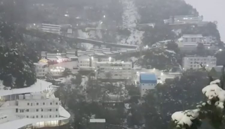 Mata Vaishno Devi Hills Witness First Snowfall of the Season Amid Devotees’ Pilgrimage