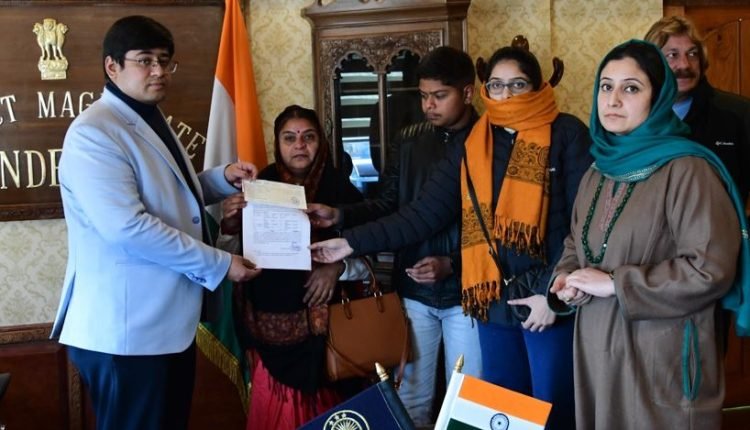 DC Ganderbal disburses death compensation to dependents of workers