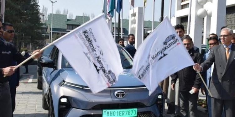 CM Omar Abdullah flags off K2K EV Drive from the SKICC