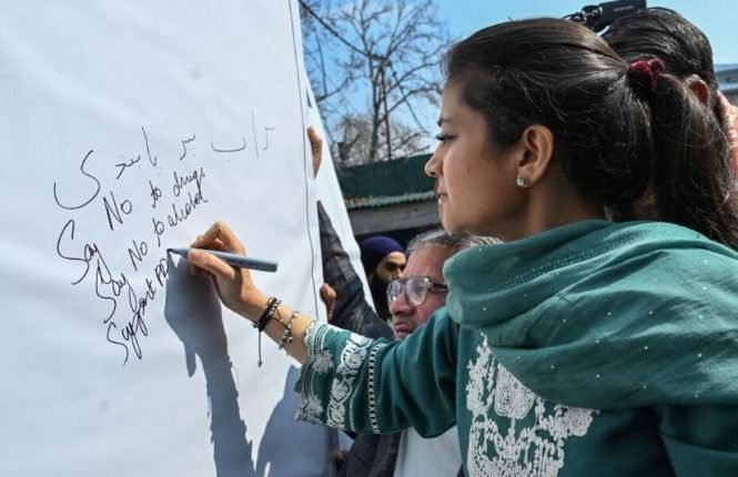 PDP Launches Signature Campaign Seeking Complete Ban on Liquor in Jammu & Kashmir