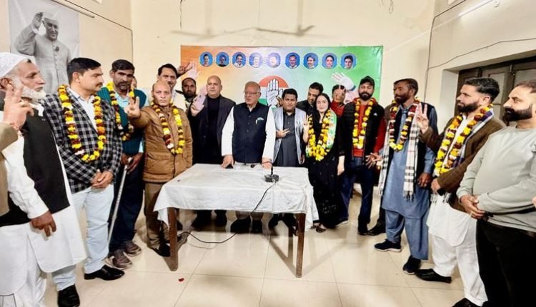Tariq Hameed Karra welcomes Rajouri's grassroots leaders joining Congress at PCC HQ