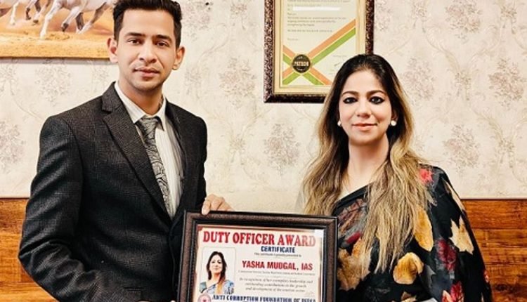 Anti-Corruption Foundation of India presents Duty Officer Award to Yasha Mudgal