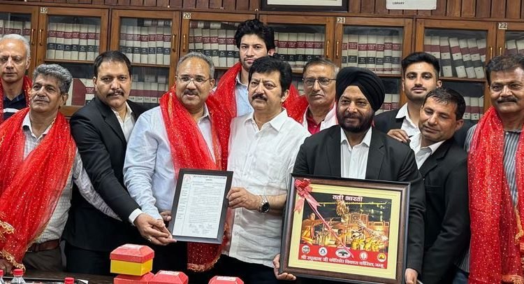 J&K High Court Bar Association Jammu facilities members of Shri Raghunath Ji Corridor Development Council, appreciates for holding first of its kind Tawi Aarti