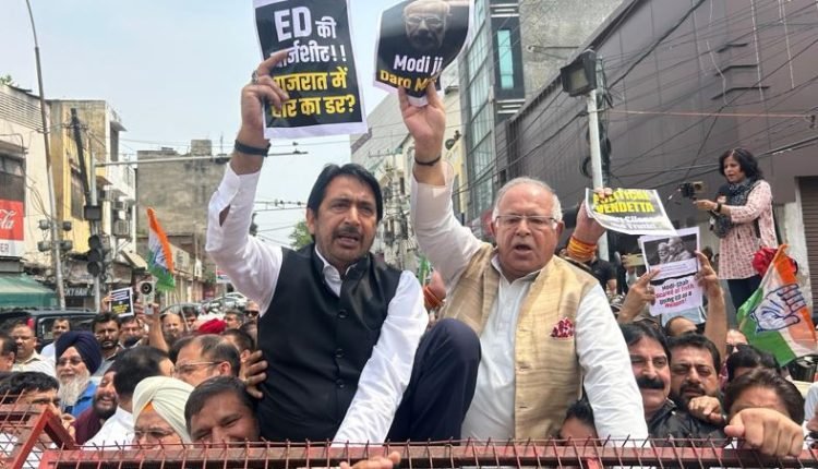 Police stops Congress protest  against  the Modi govt 's vindictive action against  Sonia, Rahul