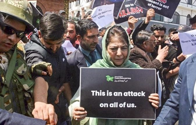 Mehbooba Mufti Appeals to Religious Leaders in Kashmir to Pray for Pahalgam Attack Victims, Welcomes Mirwaiz’s Return to Jamia Masjid