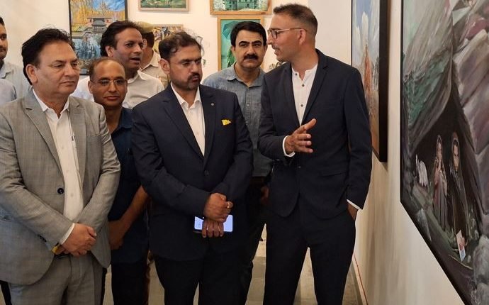Satish Sharma inaugurates 3 day painting exhibition at Kala Kendra
